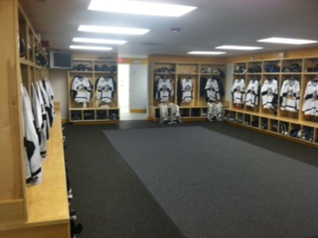 islanders-locker-rooms-skate-3-photos-islanders-hockey-club