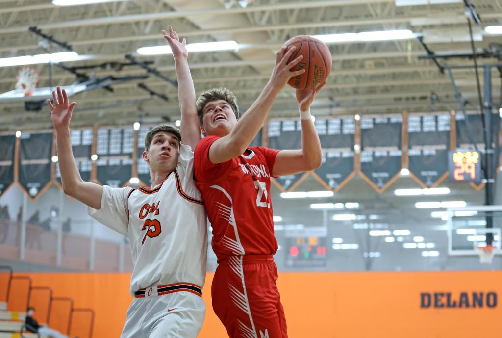 Max Kraay shooting basketball