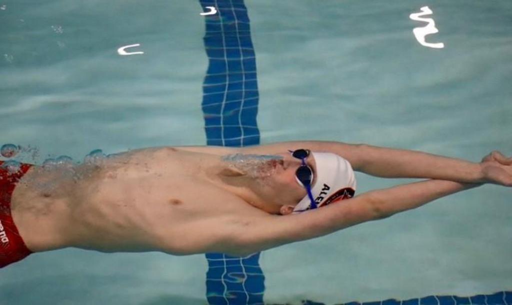 Eren Alemdar swimming the 100 Back